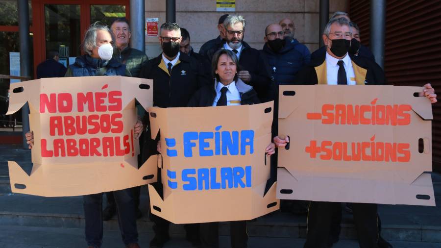 Las pancartas mostradas en la concentración por parte de los trabajadores de Reus Transport, ante los juzgados de Reus. ACN