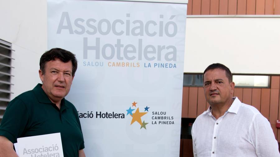 El nuevo presidente Jaume Orteu al lado del antecesor Xavier Roig. FOTO: Associació Hotelera