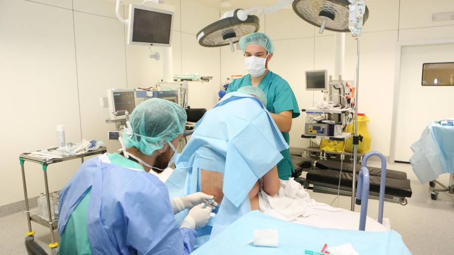 Momento en el que un paciente es anestesiado con la anestesia epidural. Foto: Alba Mariné