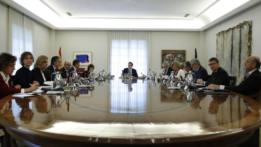 El jefe del Ejecutivo, Mariano Rajoy (c), preside la reunión extraordinaria del Consejo de Ministros en la que se aprobarán las medidas concretas en aplicación del artículo 155. FOTO: EFE