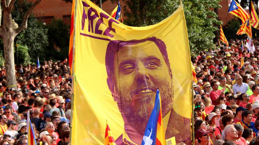 Una pancarta que porta escrit 'Free' amb la cara d'Oriol Junqueras alçada al mig de la manifestació de la diada convocada per l'ANC l'11 de setembre de 2018