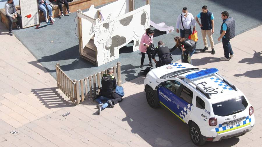 Imagen del momento de la detención de dos de los ladrones en Tarragona. DT