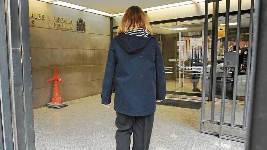 Isabel Barroso entrando en los Juzgados de lo Penal el día del juicio. FOTO: PERE FERÉ/DT