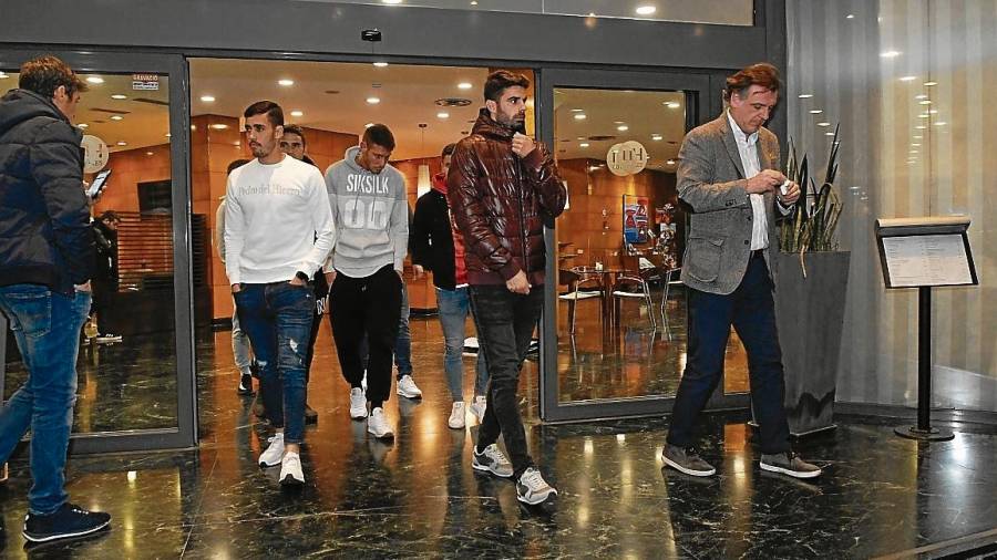 Los jugadores, este miércoles a medianoche, saliendo de la reunión en el hotel reusense. FOTO: Alfredo González
