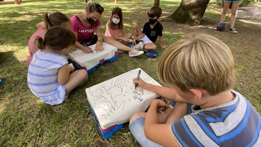 Un grupo de niños dibujando ayer en el parque. La Parcquinta acaba el domingo. FOTO: ALFREDO GONZÁLEZ