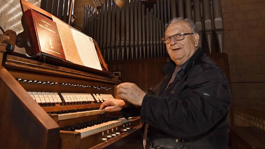 Josep Maria Manresa tocando el órgano de la Prioral de Sant Pere. FOTO: alfredo gonzález