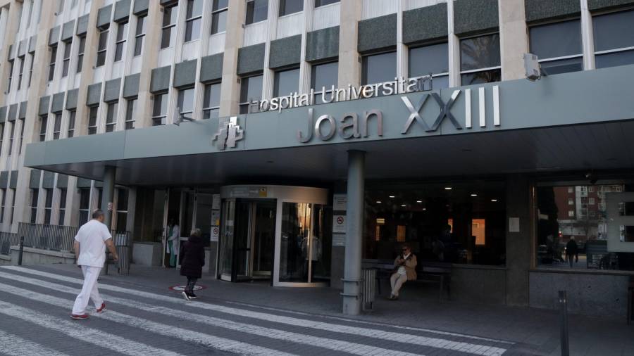Pla general de l'accés principal a l'Hospital Joan XXIII de Tarragona, amb el rètol amb el nom del centre. Imatge del 14 de febrer del 2019.