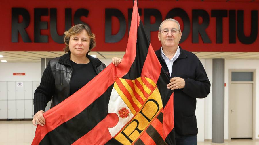 Mònica Balsells y Ton Roig, con la bandera del Reus Deportiu. Foto: Alba Mariné