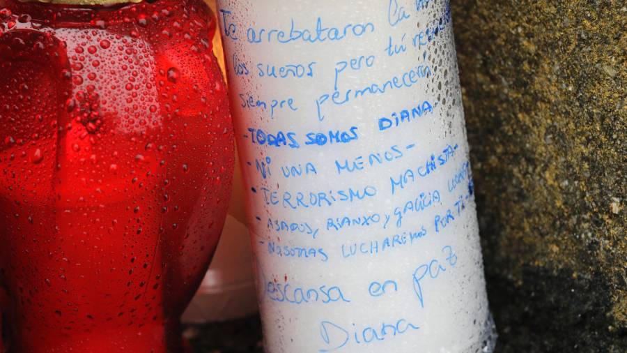 Velas en el lugar donde fue hallado el cuerpo de Diana Quer, en Rianxo, A Coruña. FOTO: Lavandeira/efe