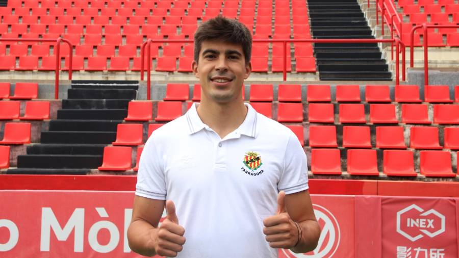 Álex Quintanilla posa con el escudo del Nàstic en su anuncio como nuevo jugador del club grana.