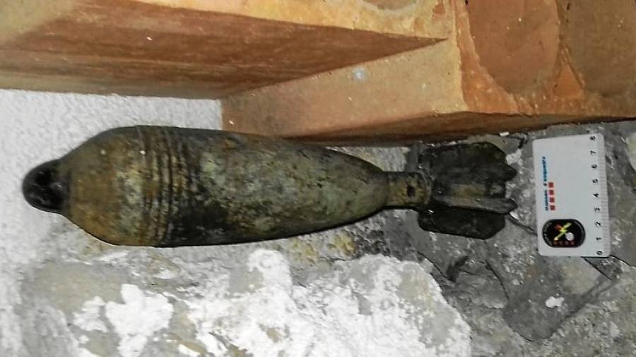 La granada de mortero retirada ayer. FOTO: mossos d’esquadra