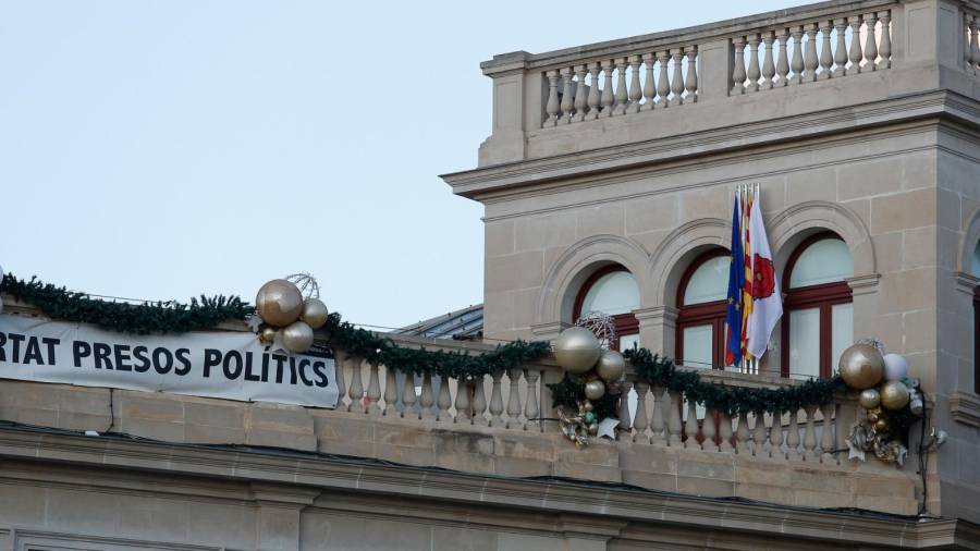El Ayuntamiento ha colocado la bandera reusense, la catalana, la española y la europea en el tejado del edificio. Foto: Fabián Acidres