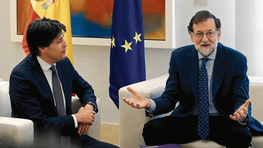 El president de Societat Civil Catalana, Joan Rosiñol, ahir, durant la reunió que va mantenir amb el president espanyol, Mariano Rajoy. FOTO: efe