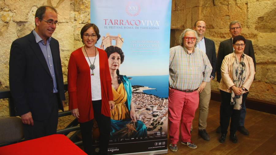 Els impulsors del festival de Tarraco Viva amb el pòster d'aquesta edició de 2019. FOTO: ACN