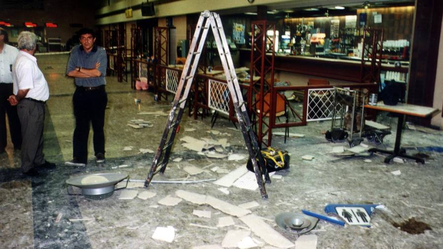Estado en el que quedaron las instalaciones del aeropuerto de Reus tras la bomba. Fue el 20 de julio de 1996. Foto: Pere Ferré
