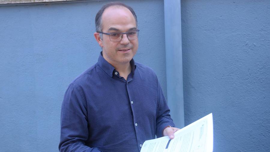 Jordi Turull, muestra la denuncia del Govern contra los responsables de los interrogatorios de la Guàrdia Civil. Foto: ACN
