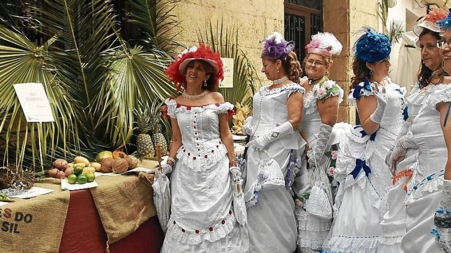 Les dames lluint els vestits de l’època durant l’edició de l’any passat de la Fira d’Indians. FOTO: anna f. ajuntament de torredembarra