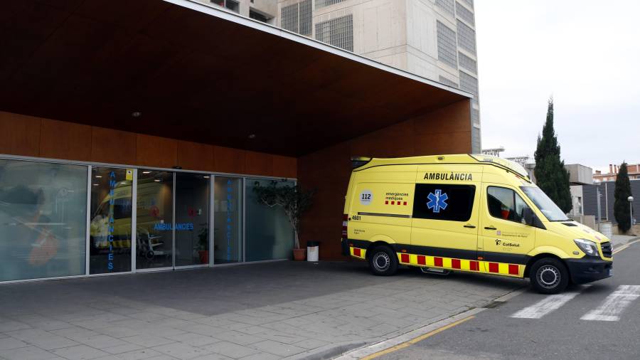 Imagen de una ambulancia del SEM frente al Joan XXIII de Tarragona. ACN