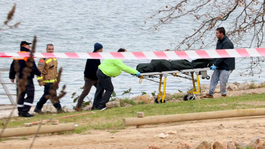 El levantamiento del cadáver del hombre en el embarcadero del Club Natació Amposta. FOTO: ACN