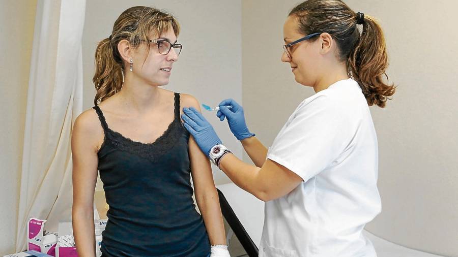 Una joven vacunándose contra la gripe en el CAP Sant Pere de Reus. Foto: Alba Mariné