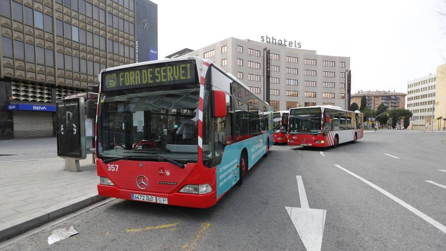Imagen de esta semana de varios buses de la EMT. FOTO: PERE FERRÉ