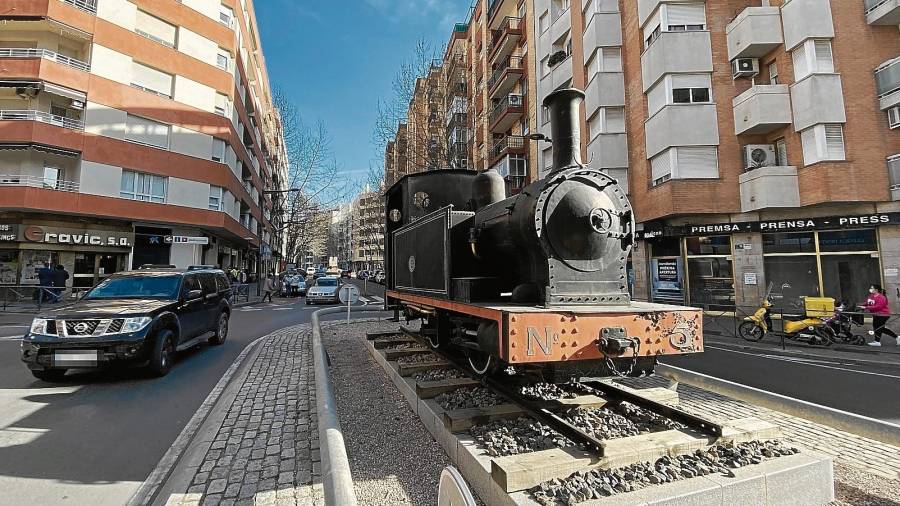 Antigua máquina del ferrocarril de vía estrecha que unía Reus y Salou, popularmente conocido como Carrilet, que se conserva en la avenida que da nombre al barrio. FOTO: ALFREDO GONZÁLEZ
