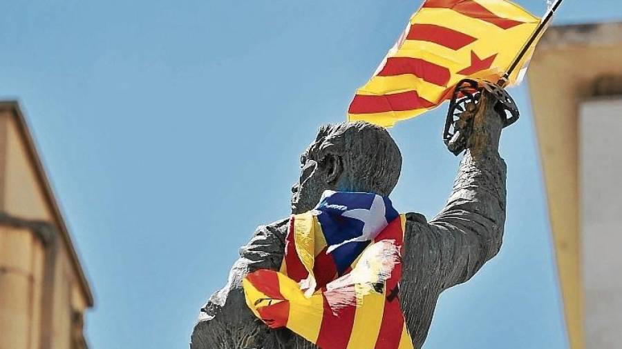 La estatua del general Prim, con las dos banderas esteladas, este lunes por la mañana FOTO: Alfredo González
