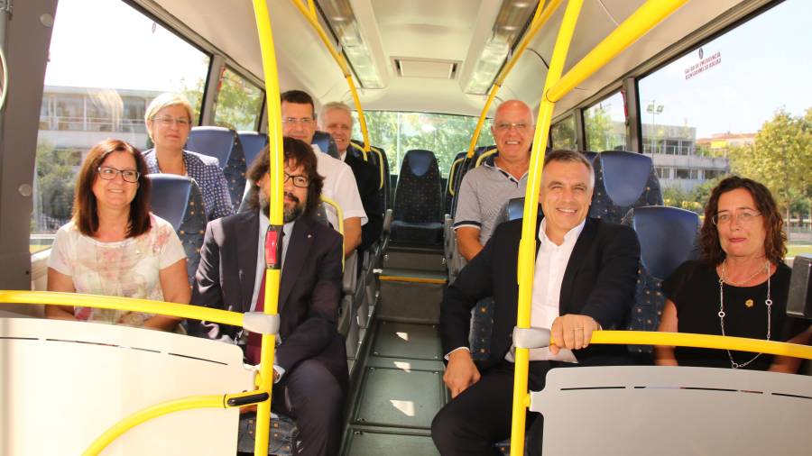 Los responsables políticos que han avalado esta propuesta, dentro de uno de los autobuses Plana. FOTO: Alba Mariné