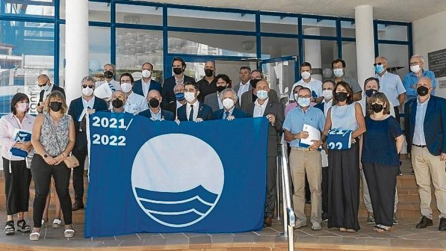 Acte de lliurament de les banderes blaves 2021 als ports esportius catalans, ahir a l’Ampolla. FOTO: Joan Revillas