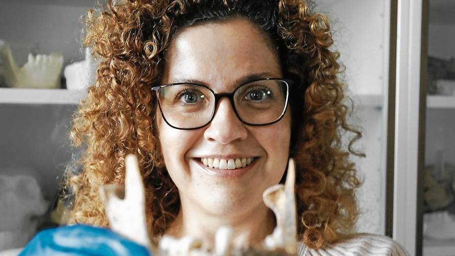 La paleoantropóloga Marina Lozano, en la sede del IPHES, con una muestra dental. FOTO: PERE FERRÉ