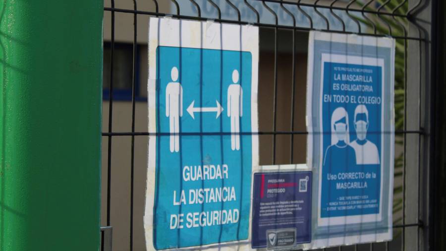 Imagen de carteles informativos de las medidas de seguridad anticovid. EFE