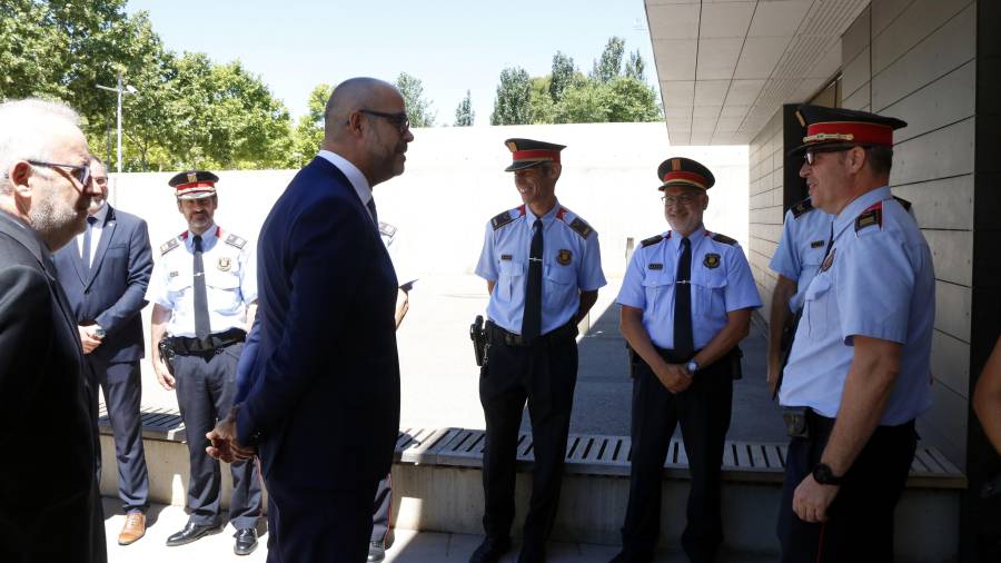 Buch, hablando con el jefe de la Regió Policial Camp de Tarragona, el comisario David Boneta. FOTO: ACN