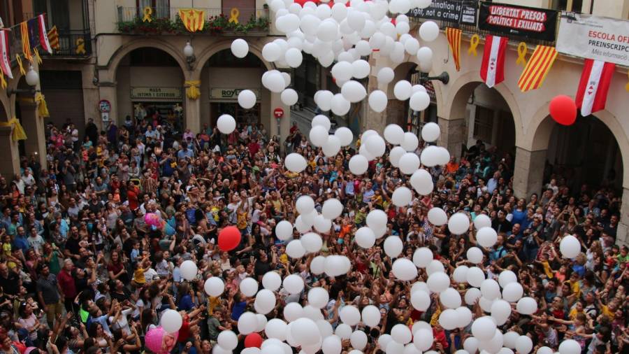 Imatge de la petada de globus que va tenir lloc ahir al vespre a la plaça del Blat. FOTO: alba tudó