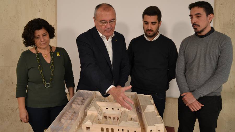 L'alcalde de Reus mostrant la maqueta del Centre Social El Roser de Reus. FOTO: ACN