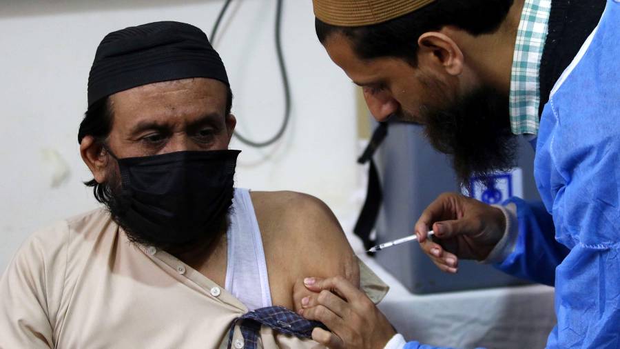 Un ciudadano pakistaní recibiendo la vacuna contra la covid. foto: efe