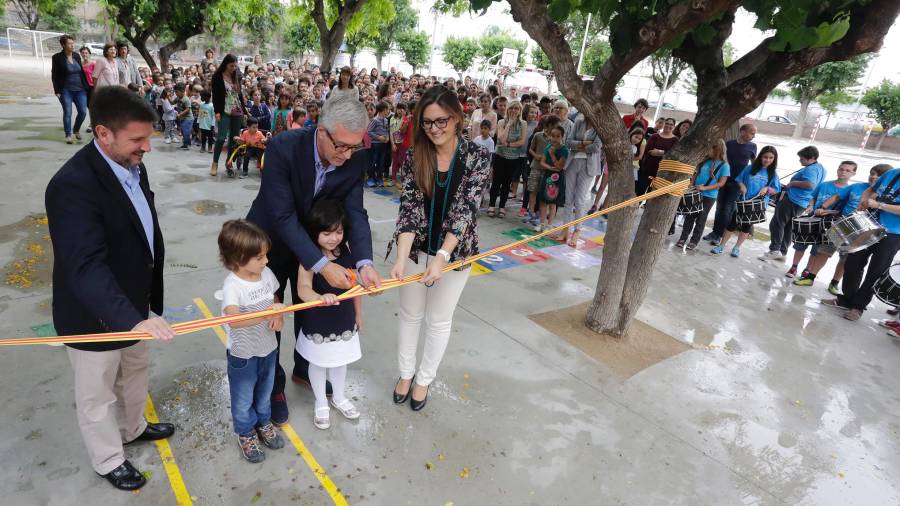 El alcalde ha sido el encargado de cortar la cinta de inauguración del patio de la Escola El Serrallo.