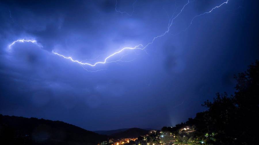 Descarga de rayos durante una tormenta en Tarragona. Foto: Carlos Uriarte