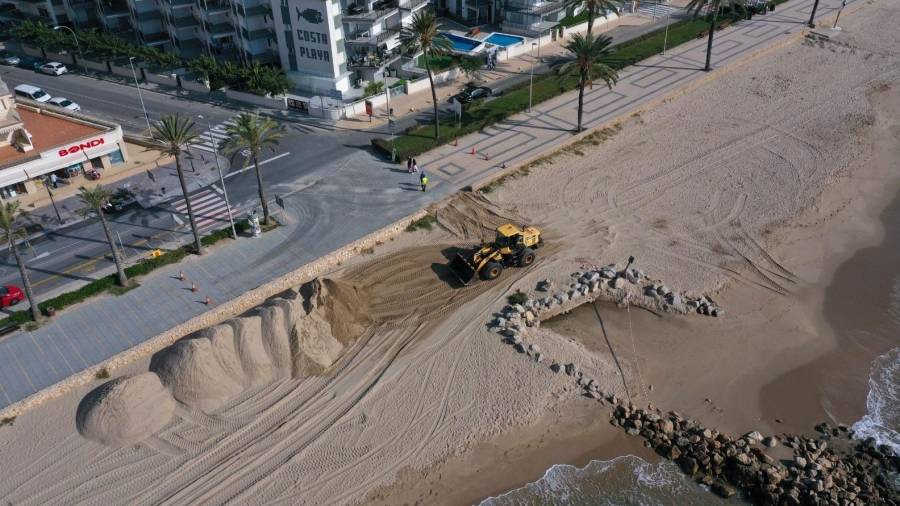 Los trabajos para recolocar arena en la playa de Calafell.