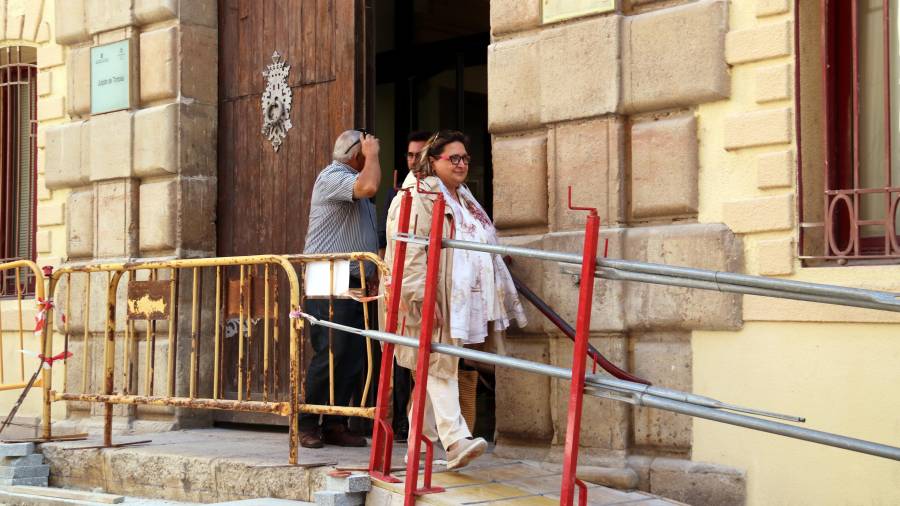 La ramadera Àngela Mur a la sortida del jutjat de Tortosa, el passat 2 d’octubre. FOTO: ACN