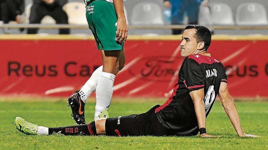 Linares, en el suelo, durante el partido ante el Extremadura. FOTO: Alfredo González