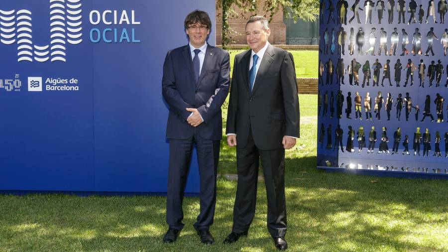 El presidente de la Generalitat, Carles Puigdemont, junto al presidente ejecutivo de Agbar, Angel Simón, en la celebración de los 150 años de la compañía. FOTO: ACN