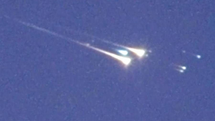 Imagen de archivo de basura espacial que se quema en una bola de fuego sobre Sri Lanka, observada también por un equipo científico.