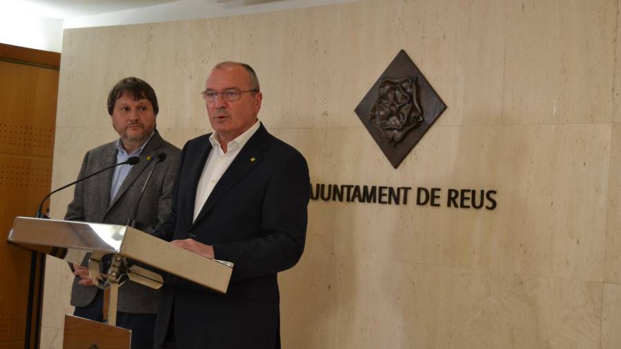 Imatge d'arxiu de l'alcalde de Reus, Carles Pellicer, i el regidor de Salut i Ciutadania, Òscar Subirats, en roda de premsa. Foto: ACN