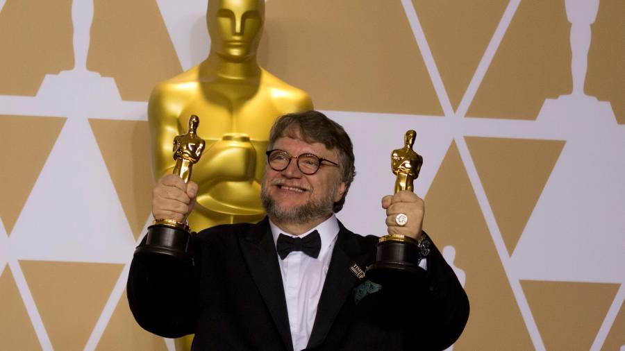 El director Guillermo del Toro ganador del premio a Mejor Director y Mejor Película por La forma del agua posa durante la ceremonia de la 90 edición de los premios Óscar