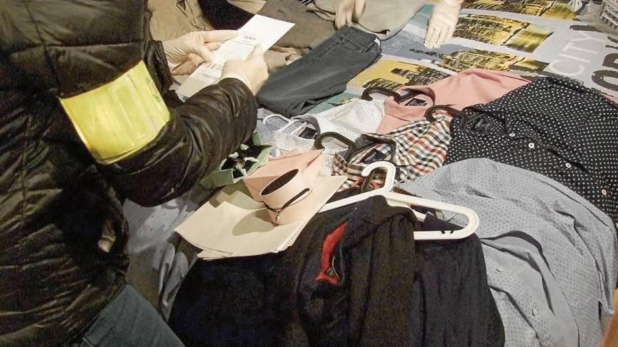Los agentes decomisaron los más de mil euros en ropa que compraron en una tienda. FOTO: Mossos d’Esquadra