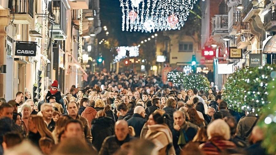 Aspecto de la calle Llovera durante una tarde-noche de la actual campa&ntilde;a navide&ntilde;a. Foto: Alfredo Gonz&aacute;lez