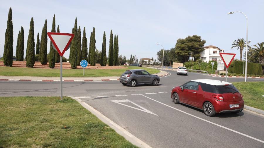 La rotonda del final de la calle Barcelona confluye con la carretera C-31B. Las casas del fondo están anexas al Camí de la Bassa. FOTO: ALBA MARINÉ