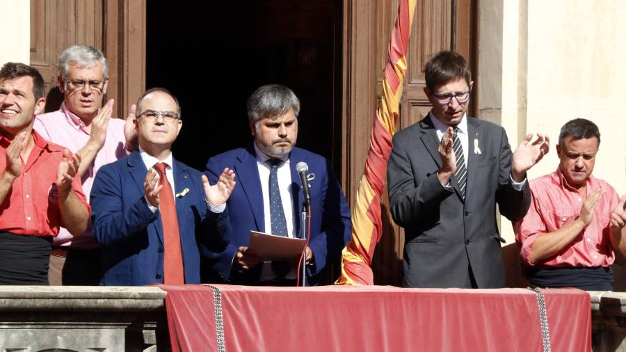 Plan cerrado el balcón del Ayuntamiento de Valls durante el parlamento de homenaje a Sánchez y Cuixart por parte del alcalde Albert Batet, con los consejeros Turull i Mundó. FOTO: ACN