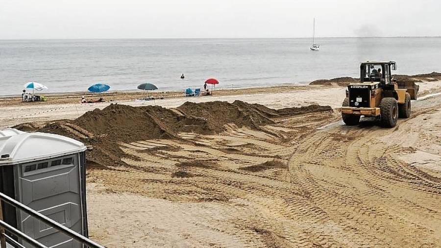 Trabajos de mantenimiento en la playa Cap Roig, en L’Ampolla, esta semana. FOTO: Joan Revillas