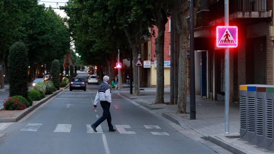 Las señales luminosas se han instalado en siete pasos de peatones de la avenida. FOTO: Fabian acidres